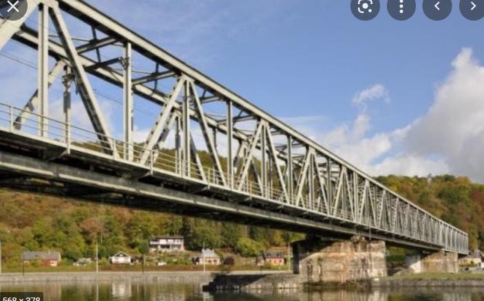 Afbeelding met brug, gebouw, buiten, water Automatisch gegenereerde beschrijving