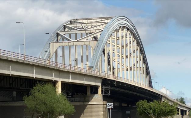 Afbeelding met lucht, buiten, gebouw, brug Automatisch gegenereerde beschrijving